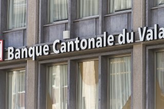 Le Grand Conseil valaisan a rejeté mercredi deux postulats qui demandaient au canton de se pencher sur les rémunérations versées aux membres des conseils d'administration liés à l'Etat, comme la BCVs (archives). KEYSTONE/THOMAS DELLEY